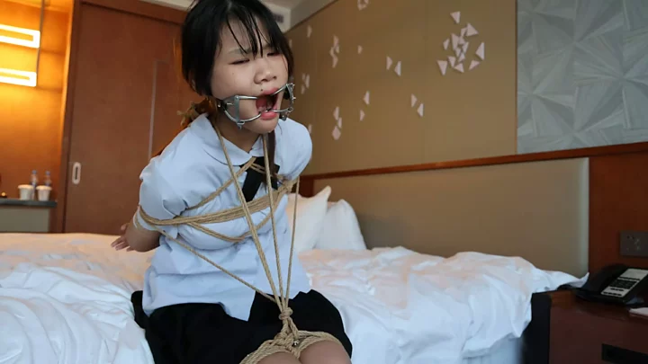 JK uniform group bondage drooling のスクリーンショット 9