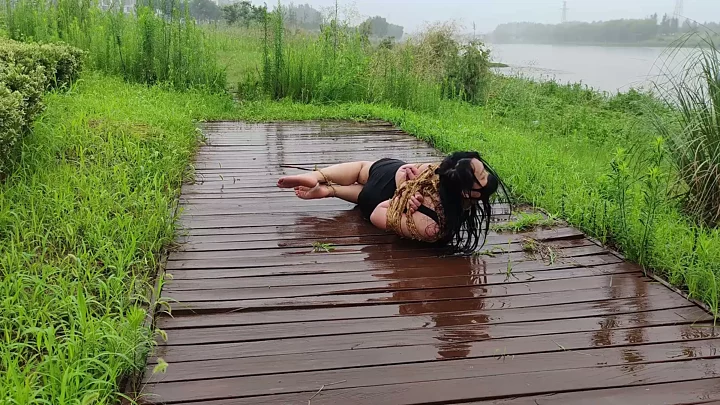 Screenshot 2 from Ding Yi’s Straw Rope Bondage Training by the River on a Rainy Day