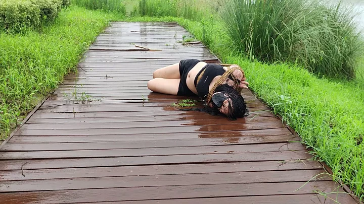 Screenshot 3 from Ding Yi’s Straw Rope Bondage Training by the River on a Rainy Day