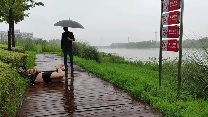 Screenshot 6 from Ding Yi’s Straw Rope Bondage Training by the River on a Rainy Day