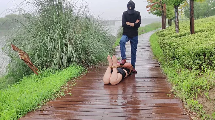 Screenshot 7 from Ding Yi’s Straw Rope Bondage Training by the River on a Rainy Day