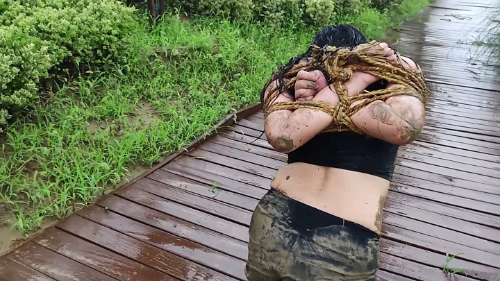 Screenshot 9 from Ding Yi’s Straw Rope Bondage Training by the River on a Rainy Day