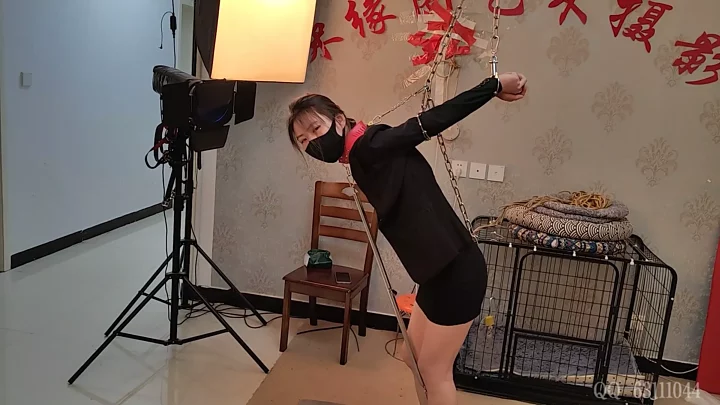 Screenshot 8 from Ailin, escorting a busty female prisoner in a suit
