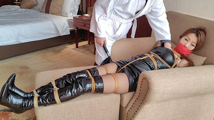 Screenshot 7 from Nomi, the black leather boots queen