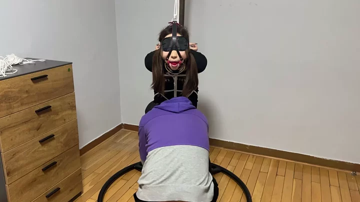 Screenshot 2 from Yuelin sister pretends to go out and collapses and places the experiment