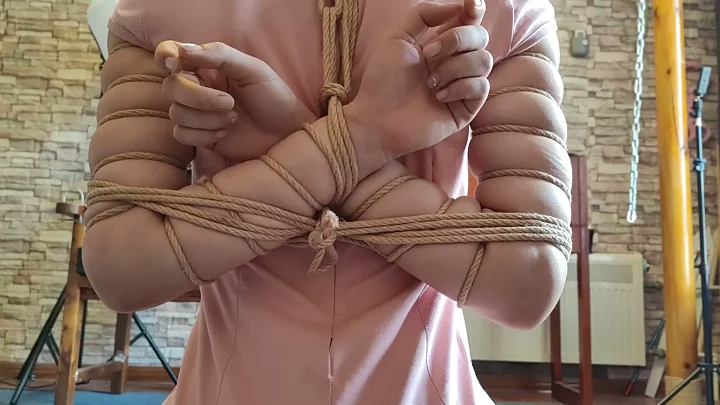 Screenshot 3 from Rourou is tied up with five flowers and doing a split