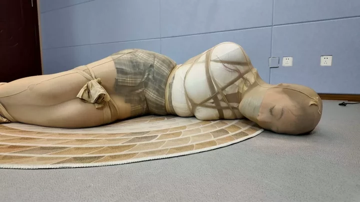 Screenshot 2 from Yiyi’s Ultimate Escape: Bound in Full Stockings by Beloved by One Rope