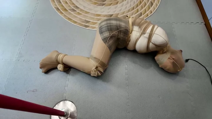 Screenshot 7 from Yiyi’s Ultimate Escape: Bound in Full Stockings by Beloved by One Rope