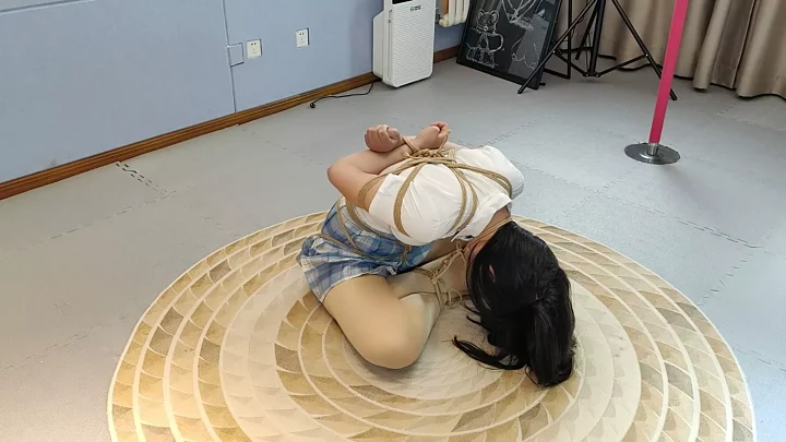 Screenshot 2 from Meng Fang tied up with a sea rope and tied up with four horses