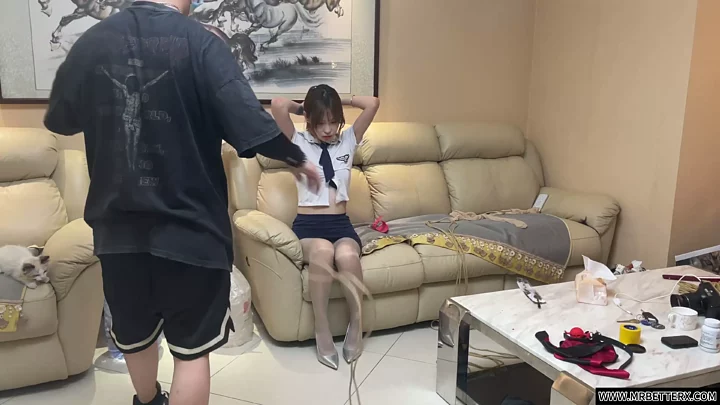 Screenshot 4 from Mr. Bett: Qianqian’s Intense Frogtie & Ballgag Predicament