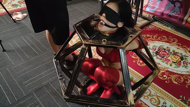Screenshot 6 from Willing Studio: Tangyuan’s Latex Reign – Extreme Standing & Whipping