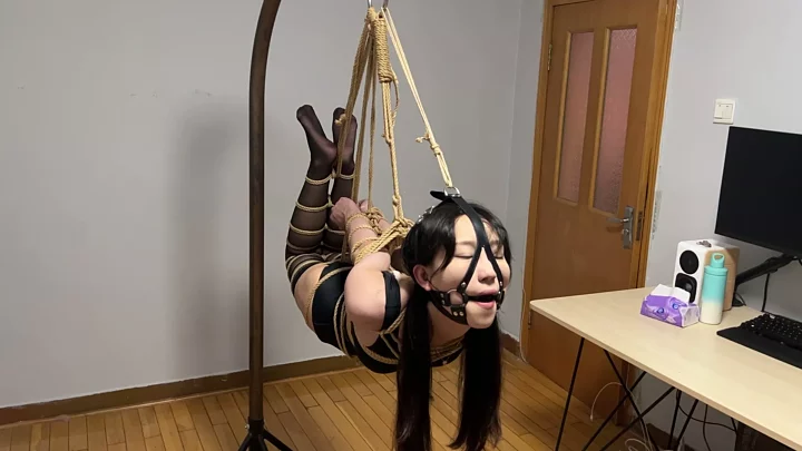 Screenshot 9 from High-difficulty straight arm hanging and tied beautiful girl Xinyan