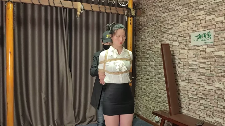 Screenshot 2 from Zi Han bends over and hangs tied up with a large ball gag, the theme is whipping