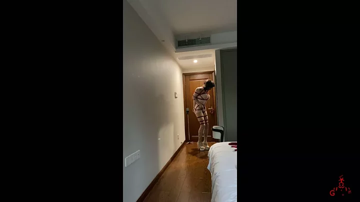 Screenshot 2 from Transvestite who walks around in the middle of the night with a tied-up body