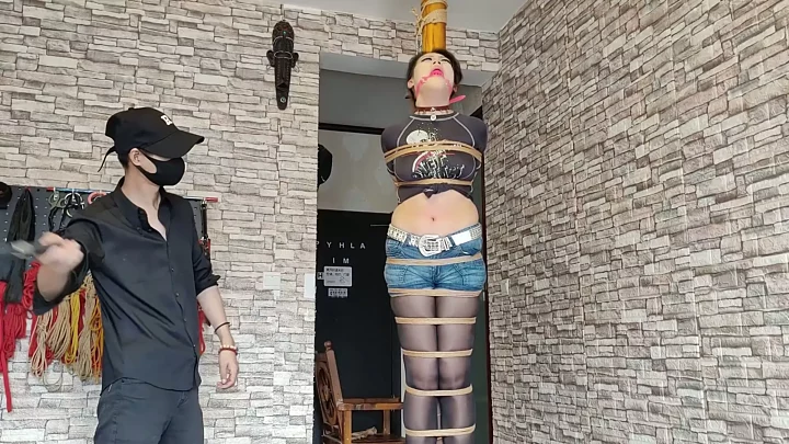 Screenshot 7 from A rope for love, tied to a pillar and suspended in the air
