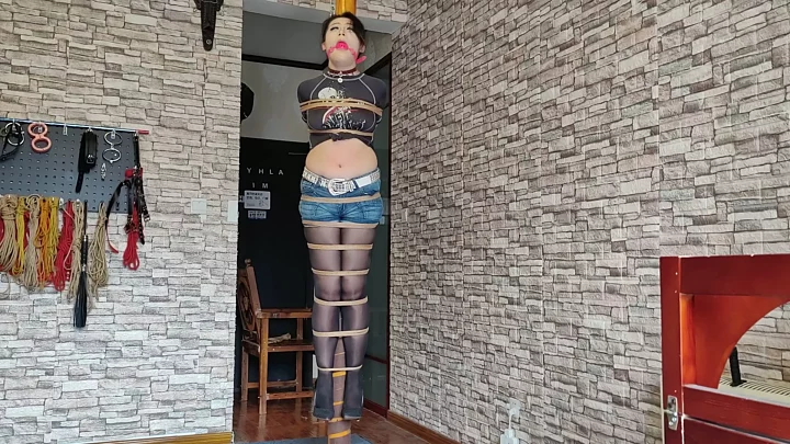 Screenshot 8 from A rope for love, tied to a pillar and suspended in the air