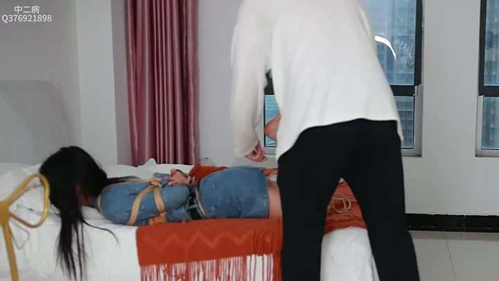 Screenshot 5 from Senior Lux is here, her legs are longer than her life