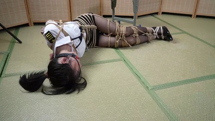 Screenshot 2 from White female detective uniform, tightly tied with rope waist