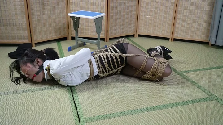 Screenshot 8 from White female detective uniform, tightly tied with rope waist