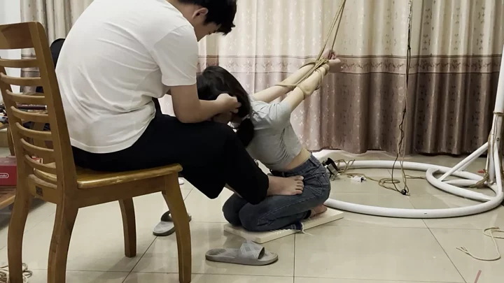 Pipi was tied up with her hands behind her back and kneeled on the washboard for punishment のスクリーンショット 2