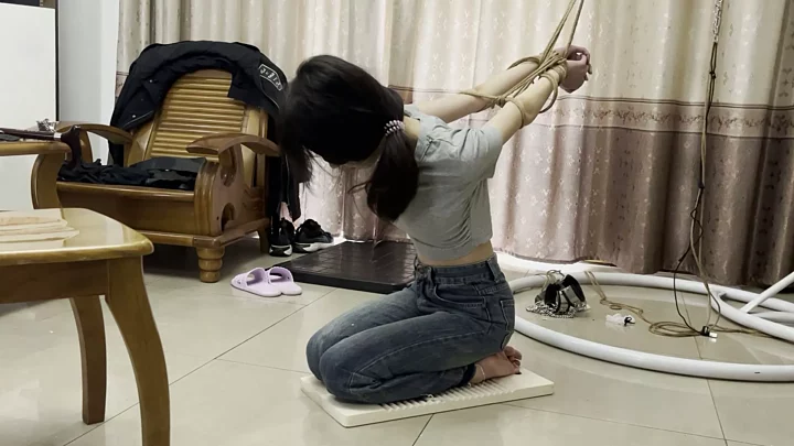 Pipi was tied up with her hands behind her back and kneeled on the washboard for punishment のスクリーンショット 6