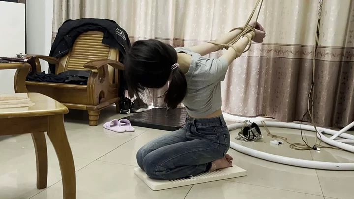 Pipi was tied up with her hands behind her back and kneeled on the washboard for punishment のスクリーンショット 7