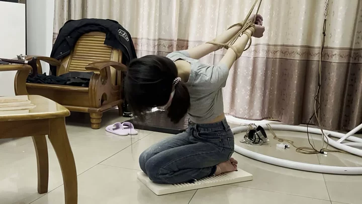Pipi was tied up with her hands behind her back and kneeled on the washboard for punishment のスクリーンショット 8