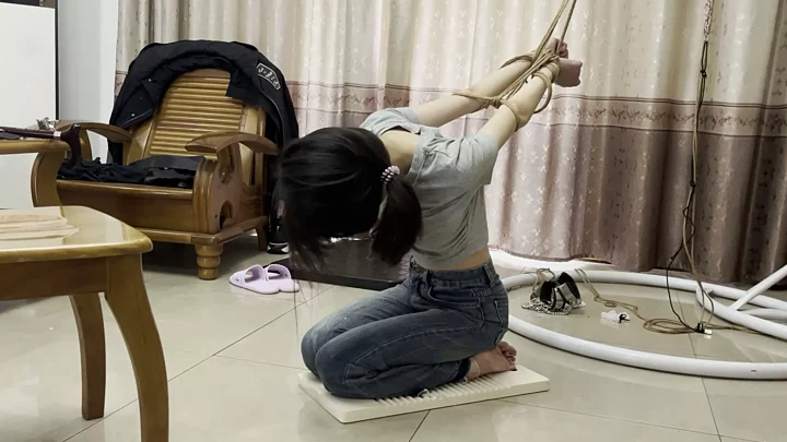 Pipi was tied up with her hands behind her back and kneeled on the washboard for punishment のスクリーンショット 9