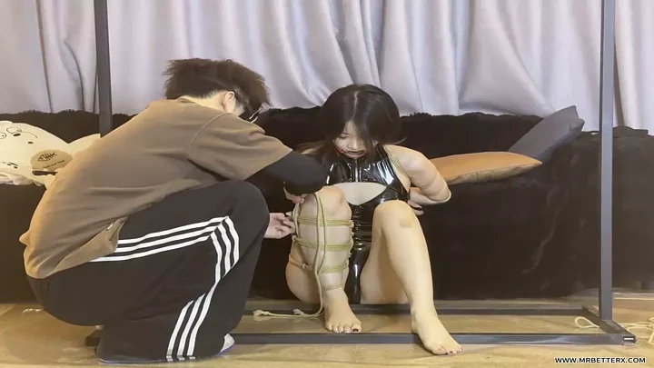 Screenshot 3 from Cat and fish standing on tiptoe with legs folded and tied