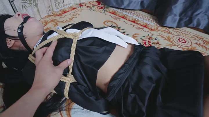 Screenshot 2 from Kidnapped a JK girl, put her in a sack and brought her back for bondage training