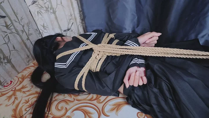Screenshot 4 from Kidnapped a JK girl, put her in a sack and brought her back for bondage training