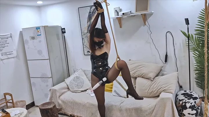 Screenshot 5 from 10cm high heels bunny girl hanging on one leg, full body tied to toys vibrate and spray water from the lower ti