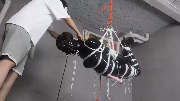 Heavy rope slave Xiaoxiao is placed in the air and squeezed from the front and back