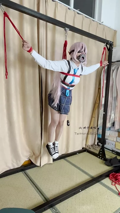 Kotori Yuu Hoshino cosplays large characters hanging