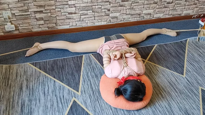 Rourou is tied up with five flowers and doing a split