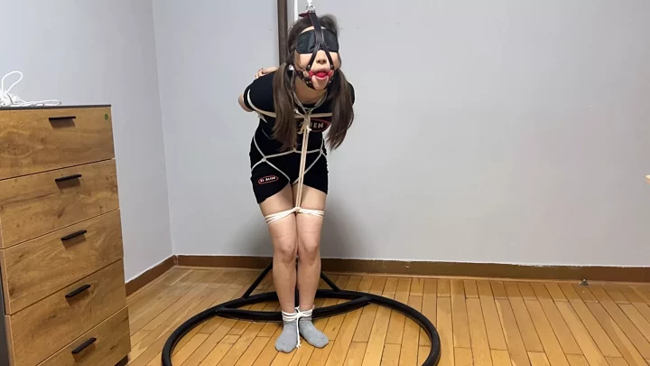Screenshot 1 from Yuelin sister pretends to go out and collapses and places the experiment