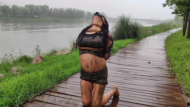 Screenshot 1 from Ding Yi’s Straw Rope Bondage Training by the River on a Rainy Day