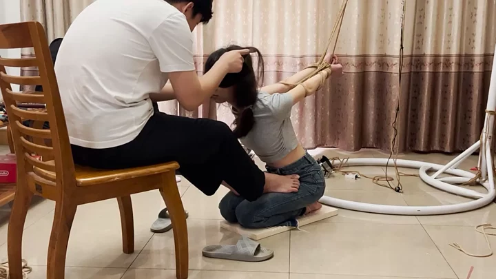 Pipi was tied up with her hands behind her back and kneeled on the washboard for punishment のスクリーンショット 1