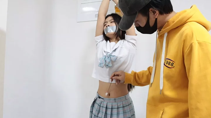Screenshot 1 from Narrow Holding Girl