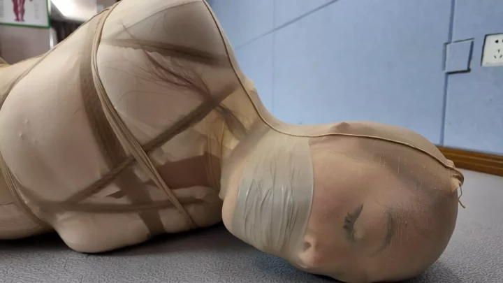 Screenshot 1 from Yiyi’s Ultimate Escape: Bound in Full Stockings by Beloved by One Rope
