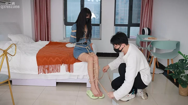 Screenshot 1 from Senior Lux is here, her legs are longer than her life