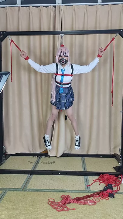 Screenshot 1 from Kotori Yuu Hoshino cosplays large characters hanging