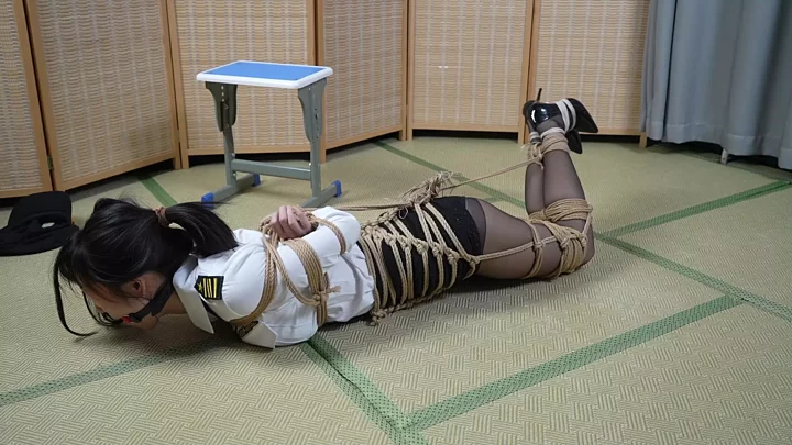 Screenshot 1 from White female detective uniform, tightly tied with rope waist